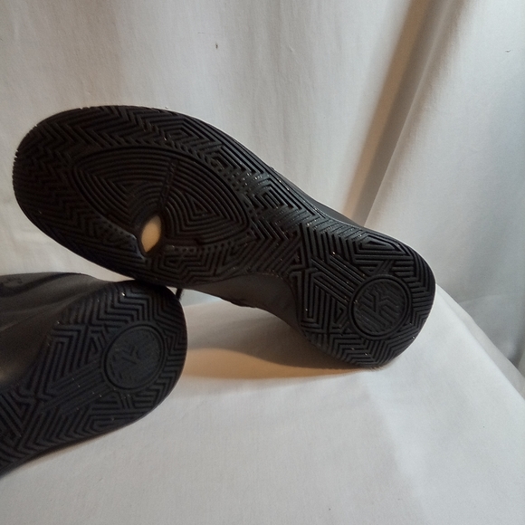 Nike Kyrie Flytrap 3 Black Metallic Gold Men's shoes size 8.5 BQ3060 008 - Picture 11 of 12